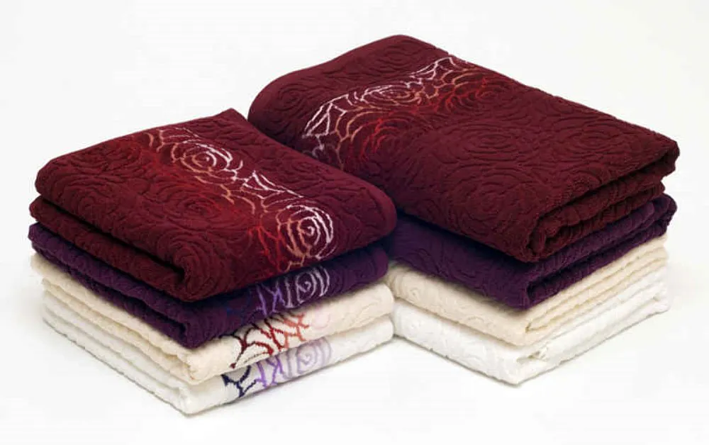 Ręcznik Rosso 50x90 jagodowy frotte 500 g/m2 jednobarwny żakardowy z bordiurą o motywie różyczek