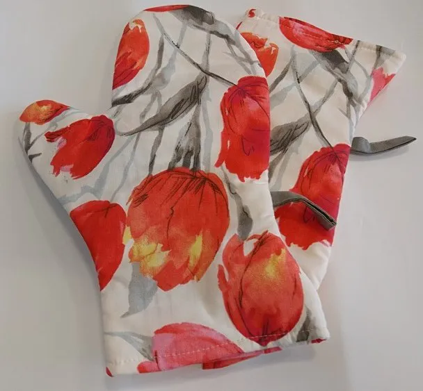Rękawice kuchenne 17x27 z magnesem 2 szt tulipany czerwone na białym tle