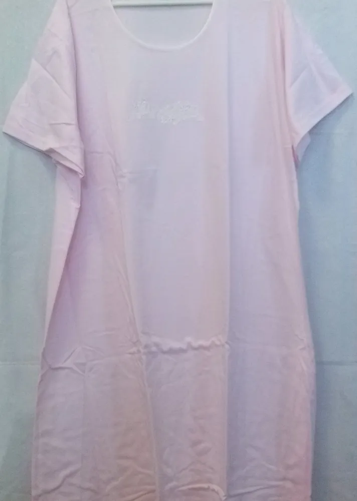 Koszula damska z krótkim rękawem  D 449 164/140 4XL jasno różowa z haftem