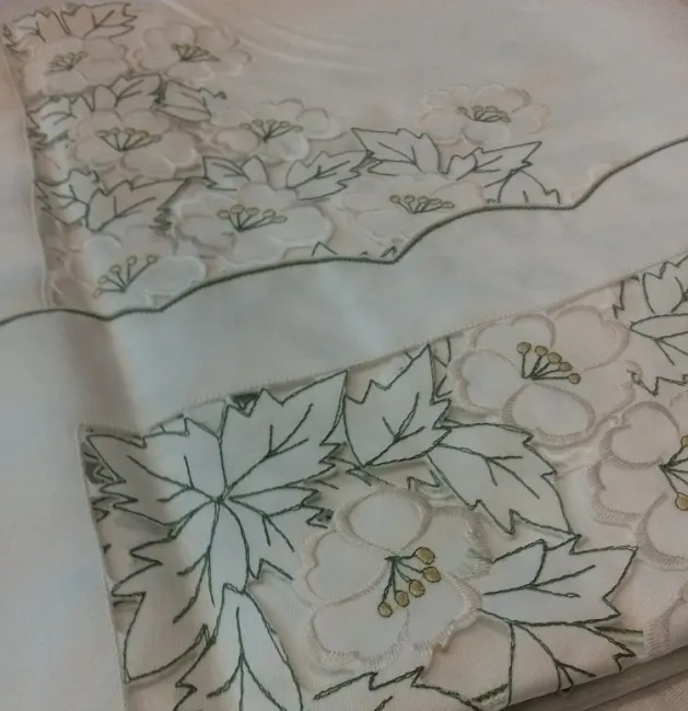 Obrus haftowany 85x85 B żakardowy biały z zieloną lamówka w kwiaty