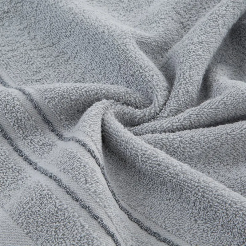 Ręcznik Emina 70x140 srebrny zdobiony  stebnowaną bordiurą 500 g/m2 Eurofirany