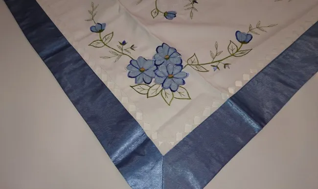 Obrus haftowany 85x85 biały żakardowy niebieskie kwiaty niebieska listwa ozdobna niska cena