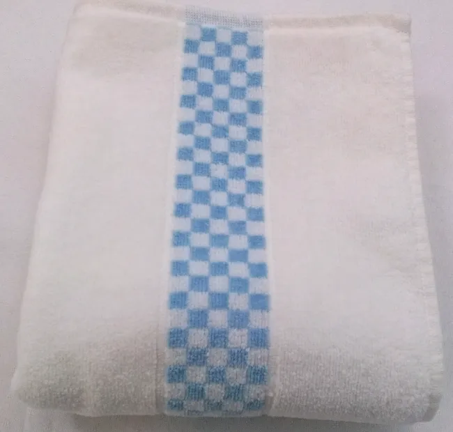 Ręcznik Sauna 47x80 biały niebieska szachownica welurowy 100% bawełna