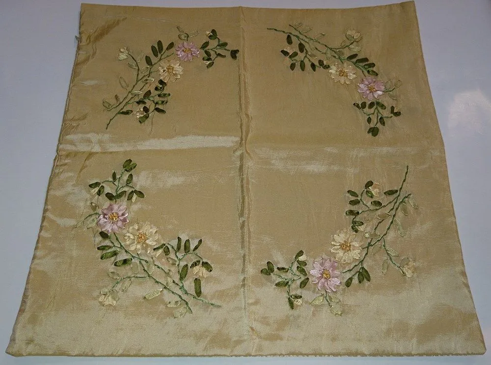 Poszewka dekoracyjna 45x45 satynowa beżowa haftowana bukiet kwiatów zapinana na suwak