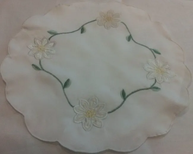 Serwetka haftowana 30 śr biała w kwiaty białe i zielone gałązki