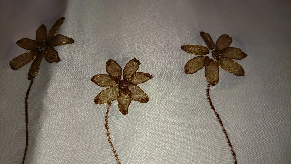 Poszewka dekoracyjna 45x45 satynowa kremowa haftowane kwiaty beżowa listwa welurowa zapinana na suwak