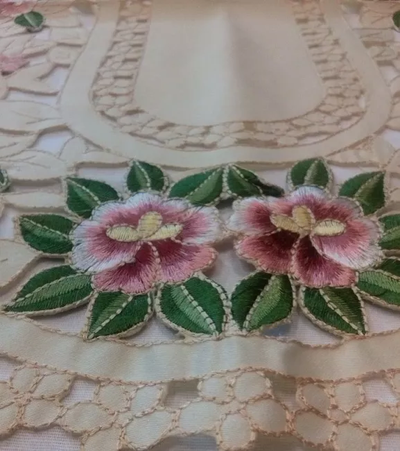 Obrus haftowany GRACJA 40x90 kremowy w różowe kwiaty zielone listki żakardowy