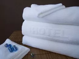 Ręcznik Hotelowy 50x100 biały z napisem Hotel Greno przybrudzony Niska Cena