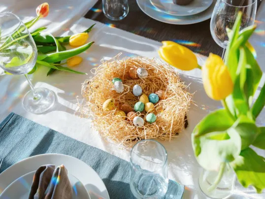 Jak udekorować stół na Wielkanoc? Kilka cennych wskazówek