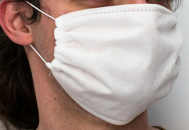 Maseczka maska ochronna na twarz poliestrowa komplet 10 szt. do wykonania wielokrotnego użytku biała z czterech warstw na gumki
