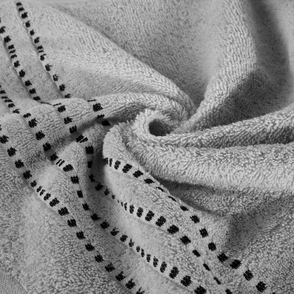 Ręcznik 70x140 Fiore stalowy 500g/m2 frotte Eurofirany ozdobiony bordiurą w postaci cienkich paseczków
