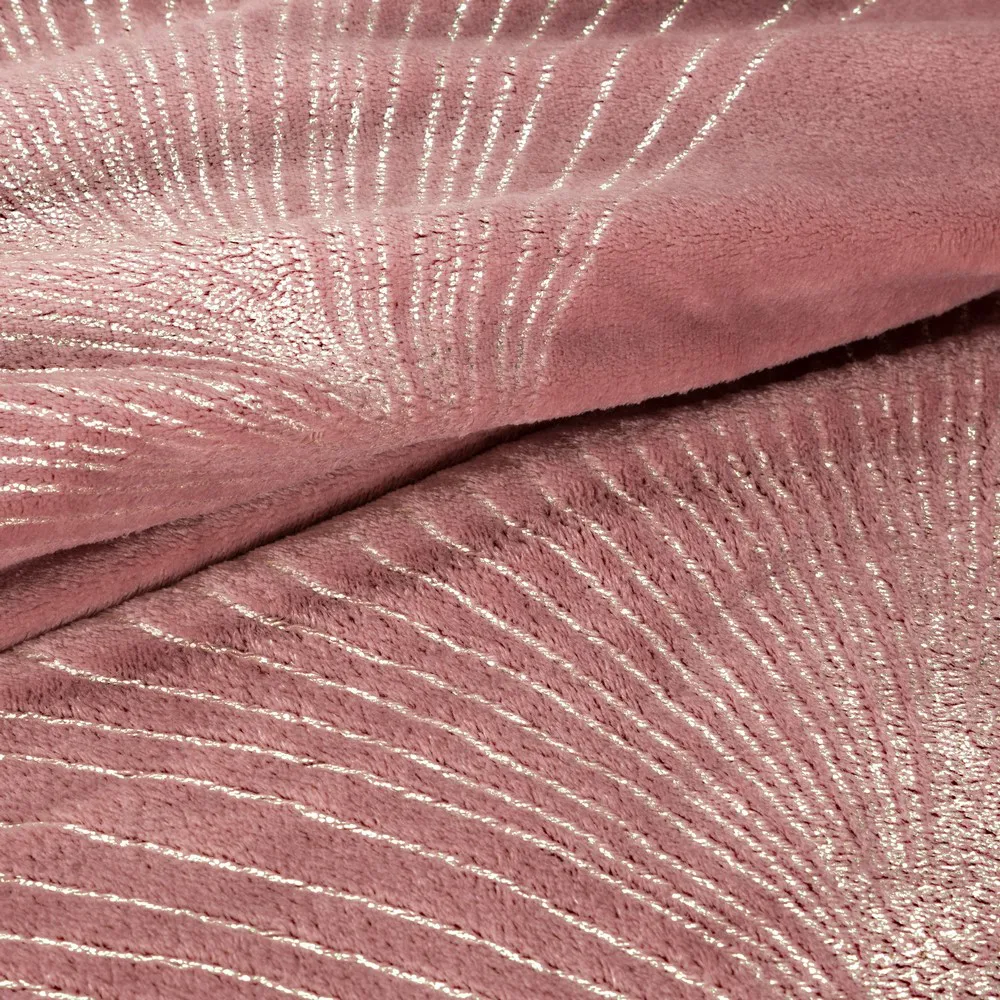 Koc narzuta z mikrofibry 150x200 Ginko 1 różowy z błyszczącym nadrukiem liści miłorzębu Eurofirany
