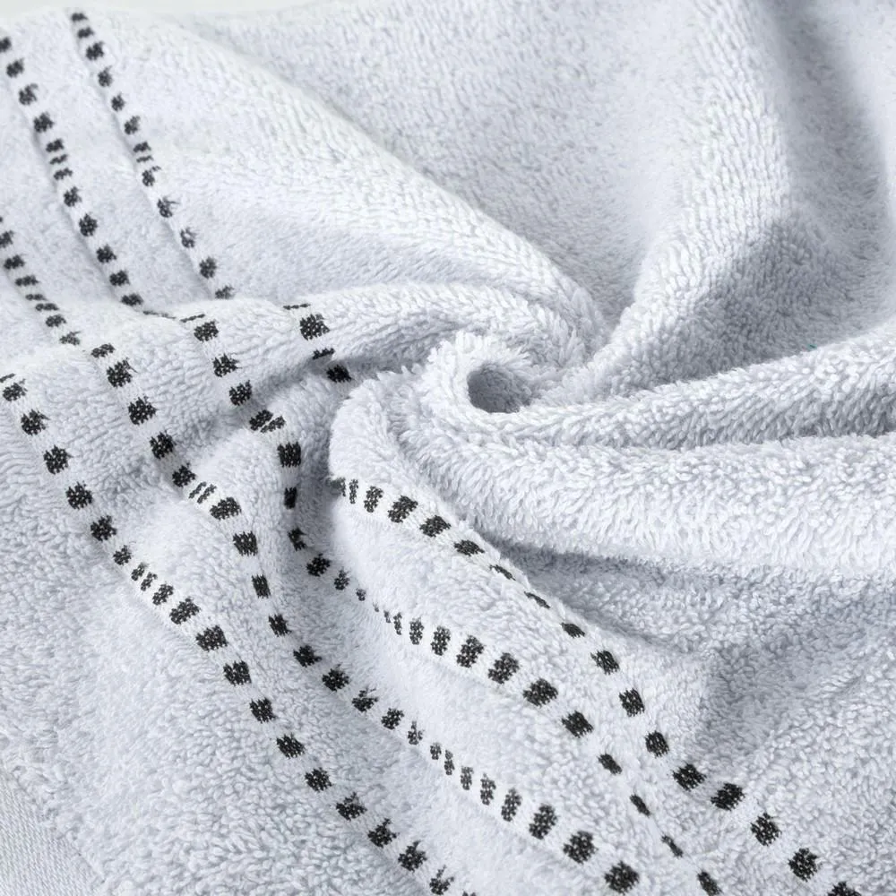 Ręcznik 70x140 Fiore srebrny 500g/m2 frotte Eurofirany ozdobiony bordiurą w postaci cienkich paseczków