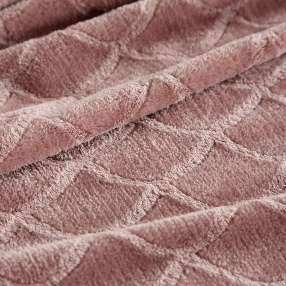 Koc narzuta z mikrofibry 150x200 różowy Mery zdobiony modnym wzorem rybich łusek Eurofirany