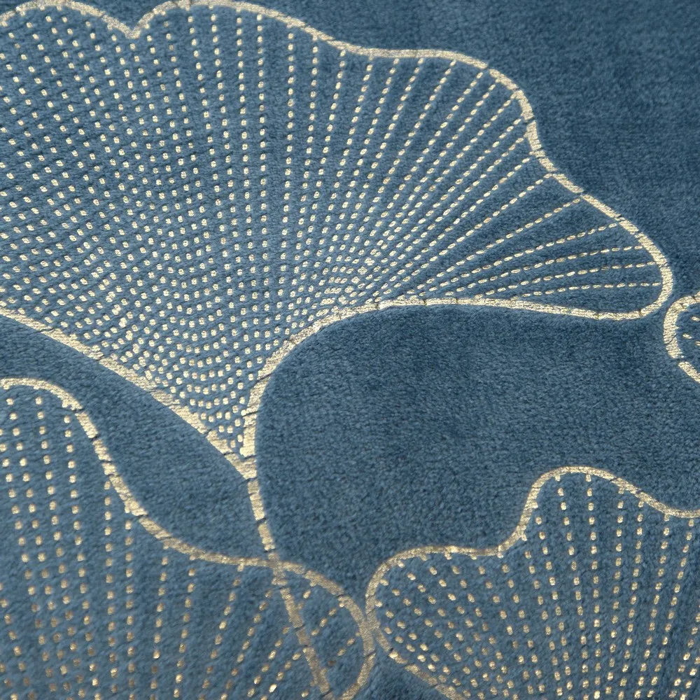 Koc narzuta z mikrofibry 150x200 niebieski z błyszczącym nadrukiem liści miłorzębu Ginko Eurofirany