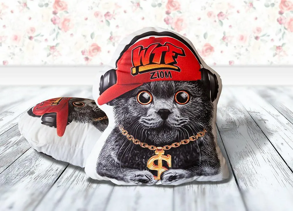 Poduszka przytulanka 40x40 D-107 Kotek ziom kształtka kot koteczek cat czapka czerwona dekoracyjna
