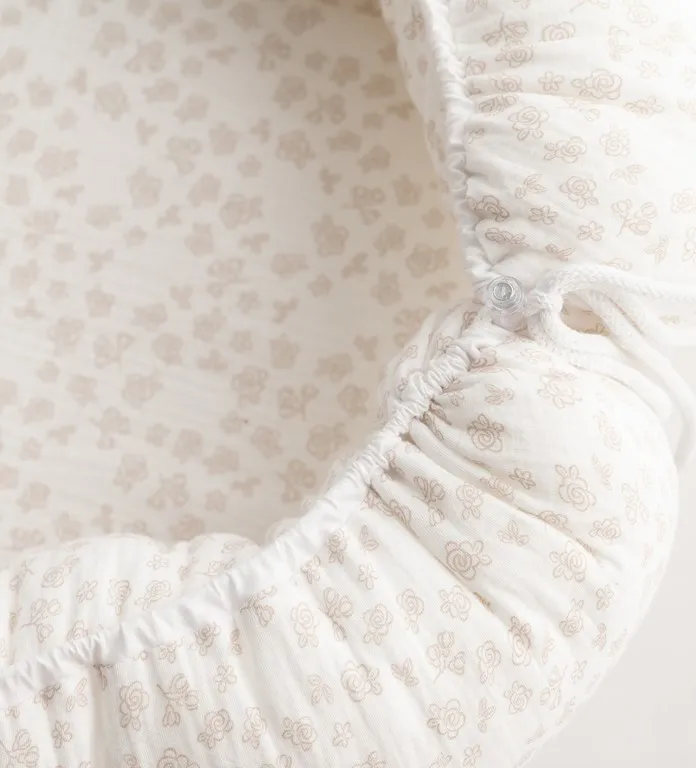 Gniazdko niemowlęce Prestige muslin       designe 55x80 biało beżowe w kwiatuszki materacyk pozycjonujący