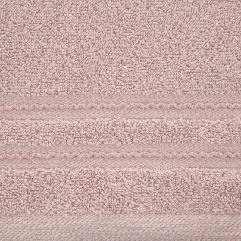 Ręcznik Emina 70x140 pudrowy zdobiony  stebnowaną bordiurą 500 g/m2 Eurofirany
