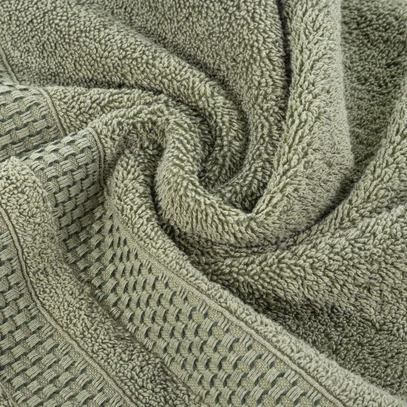 Ręcznik 70x140 Nastia oliwkowy z żakardową bordiurą w pasy w stylu eko frotte 500 g/m2 Eurofirany