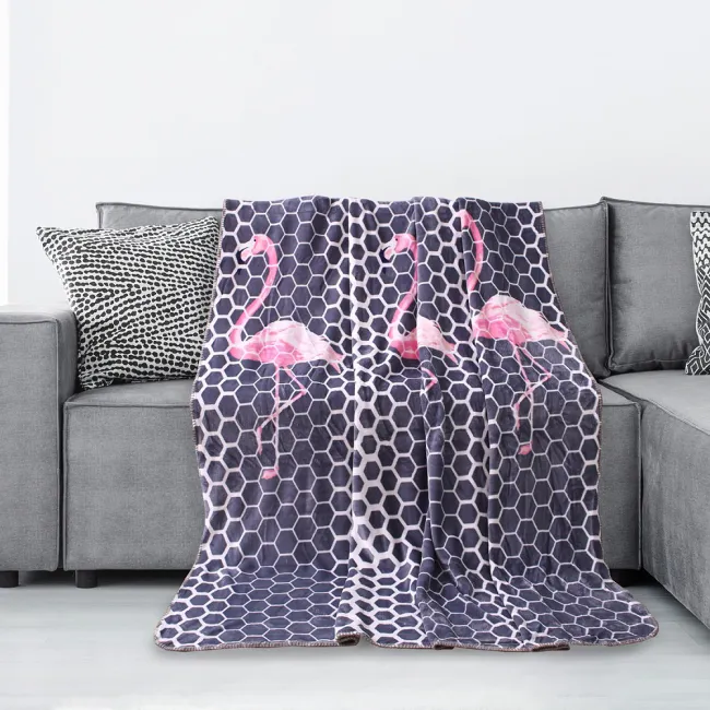 Koc narzuta z mikrofibry na fotel 70x150 Cuddle Flamingo różowe Flamingi szary plaster miodu