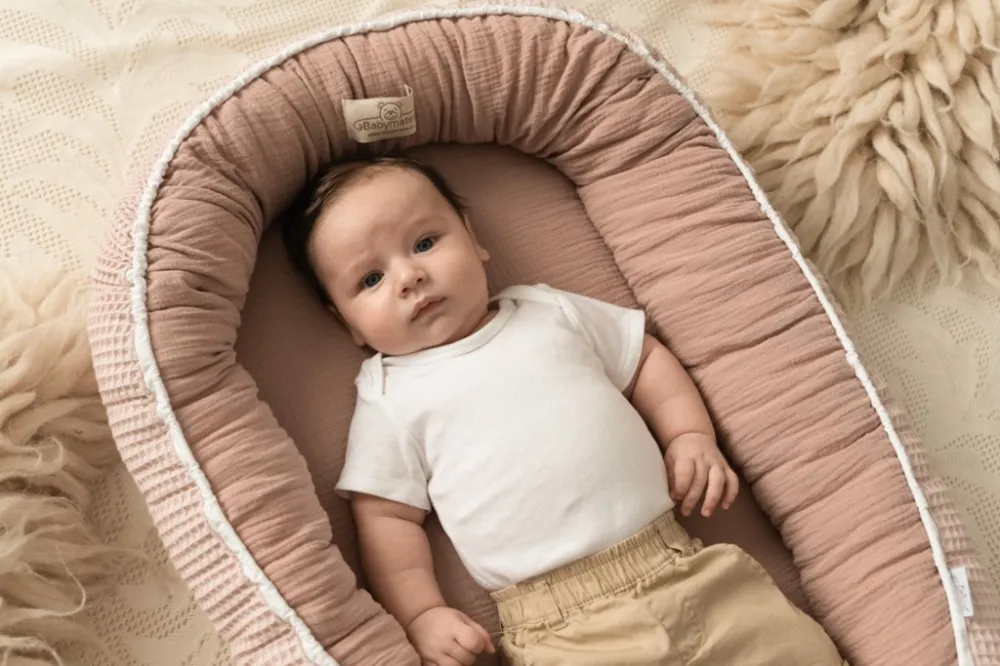 Gniazdko niemowlęce Prestige Muslin       55x80  ciemny różowy materacyk pozycjonujący