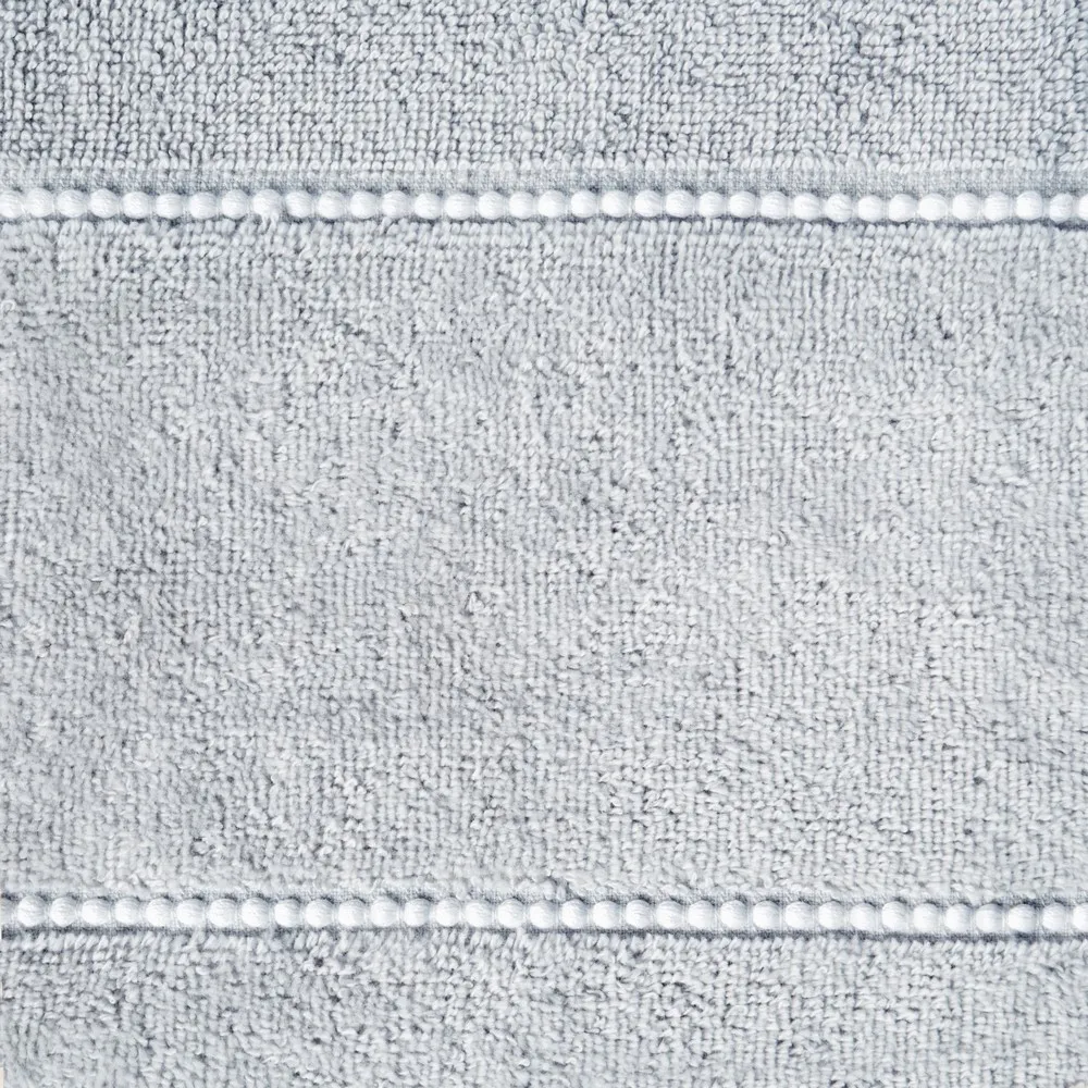 Ręcznik Mari 70x140 srebrny z welurową bordiurą 500g/m2 Eurofirany
