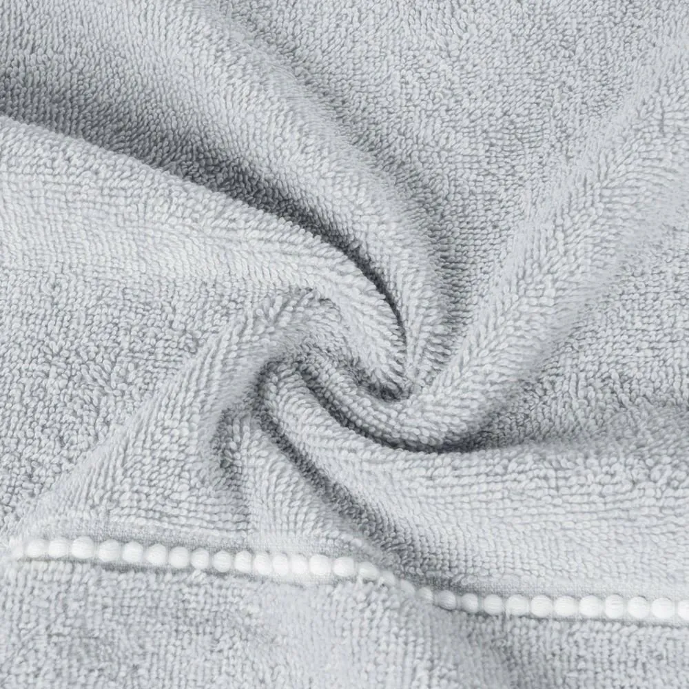 Ręcznik Mari 70x140 srebrny z welurową bordiurą 500g/m2 Eurofirany