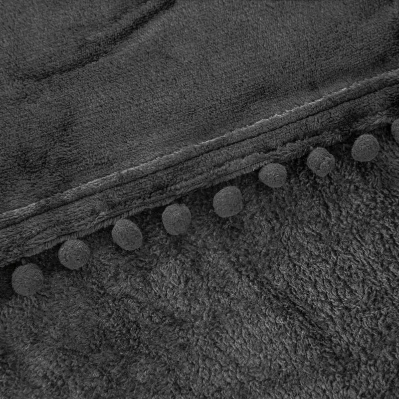 Koc narzuta z mikrofibry 150x200 Pompie   czarny z pomponami falbanami
