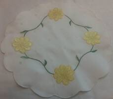 Serwetka haftowana 30 śr biała w kwiaty żółte i zielone gałązki