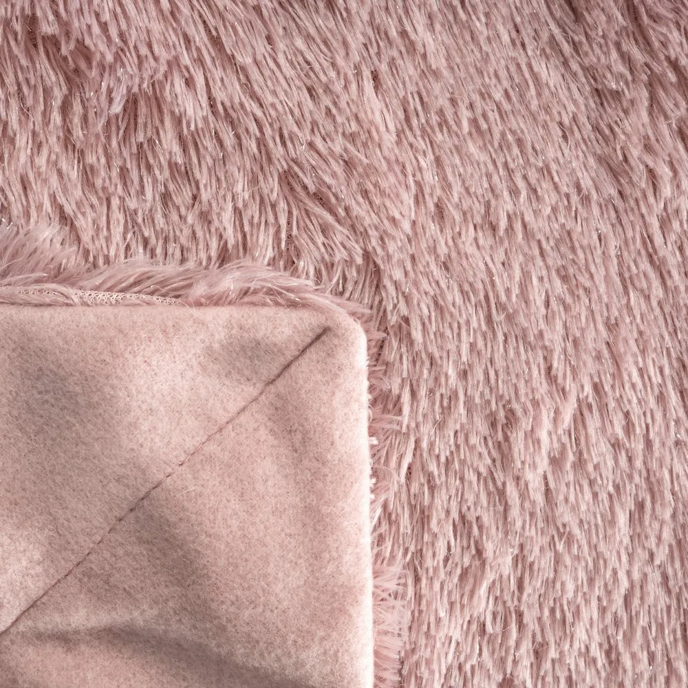 Koc narzuta 70x160 Tiffany na fotel różowy włochacz pled dekoracyjny o strukturze miękkiego futra ze srebrną nitką