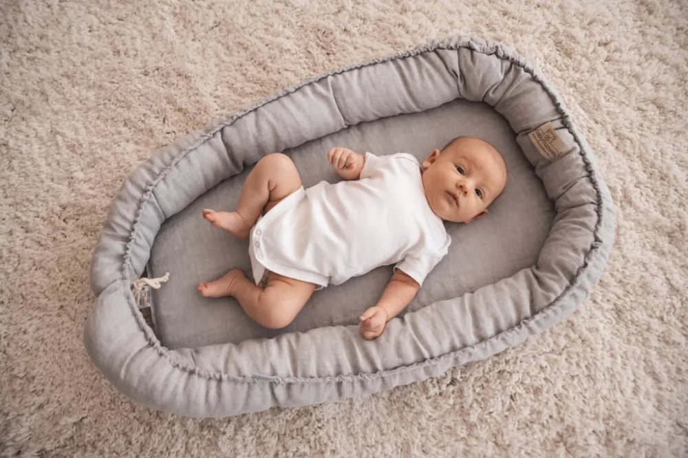 Gniazdko niemowlęce Prestige linen plain  55x80 szare materacyk pozycjonujące
