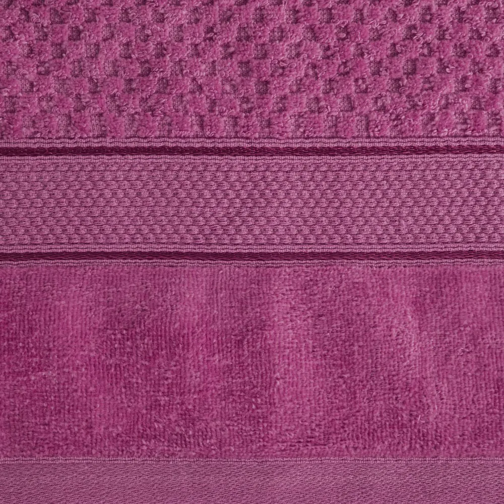 Ręcznik Jessi 50x90 amarantowy frotte 500g/m2 z fakturą wytłaczanej krateczki i welurową bordiurą Eurofirany