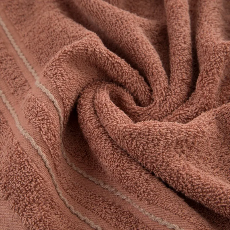 Ręcznik Emina 70x140 ceglasty zdobiony  stebnowaną bordiurą 500 g/m2 Eurofirany