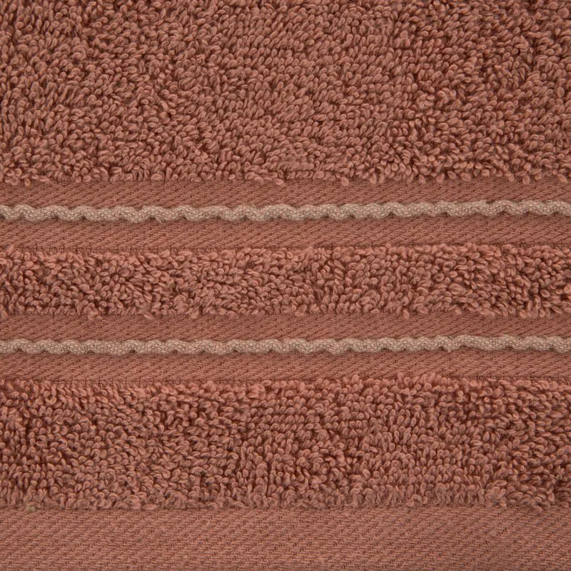 Ręcznik Emina 70x140 ceglasty zdobiony  stebnowaną bordiurą 500 g/m2 Eurofirany