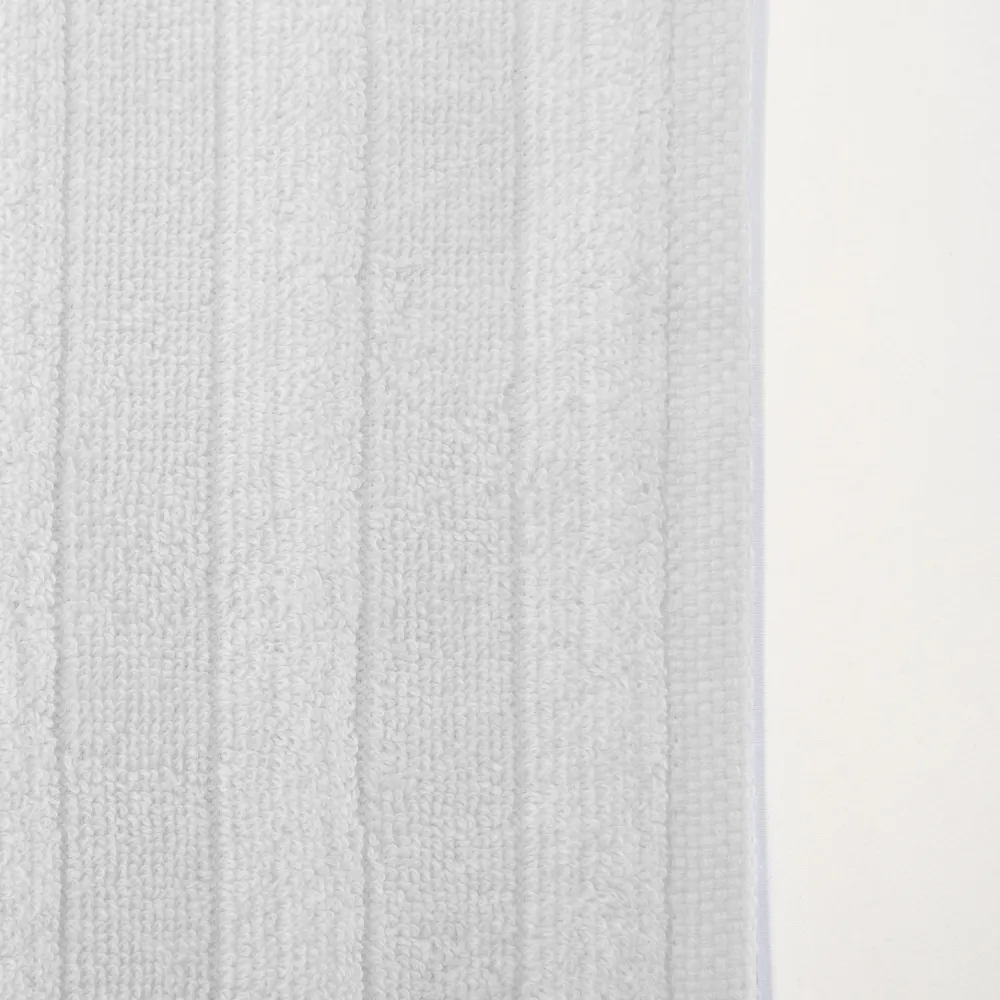 Ręcznik frotte 50x90 biały z delikatną  bordiurą w paski 16021 Darymex