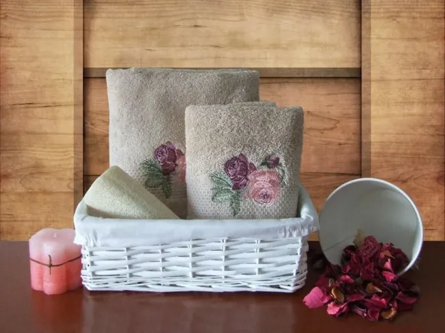 Komplet ręczników w pudełku 2 szt Romance T4015/D beżowy róże 50x90,70x140