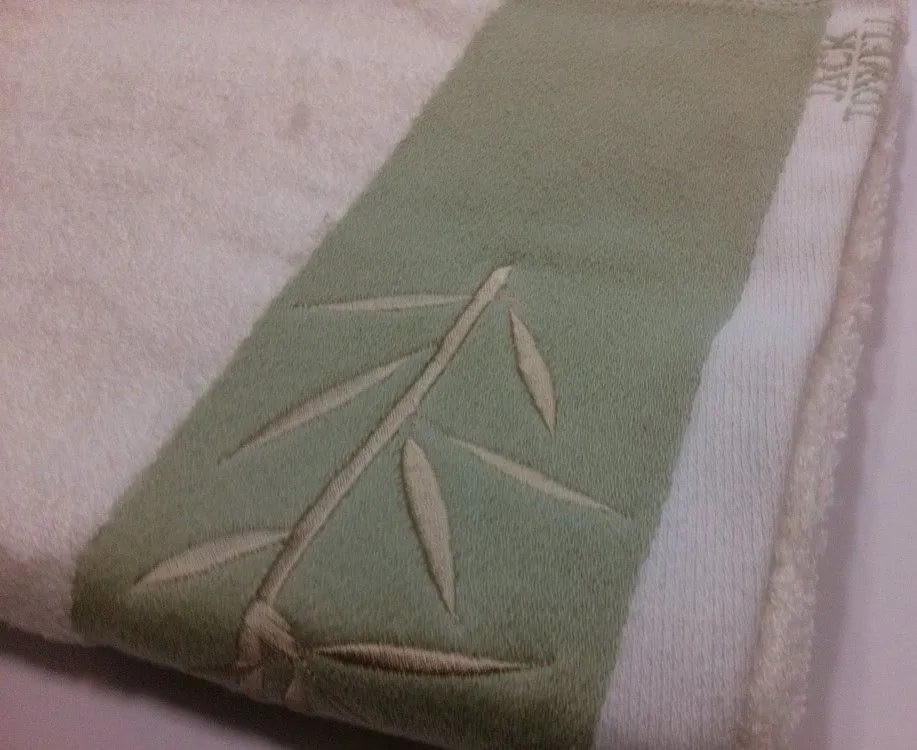 Ręcznik FR 1032 50x90 bambusowy 03 kremowo zielony gałązki bambusa