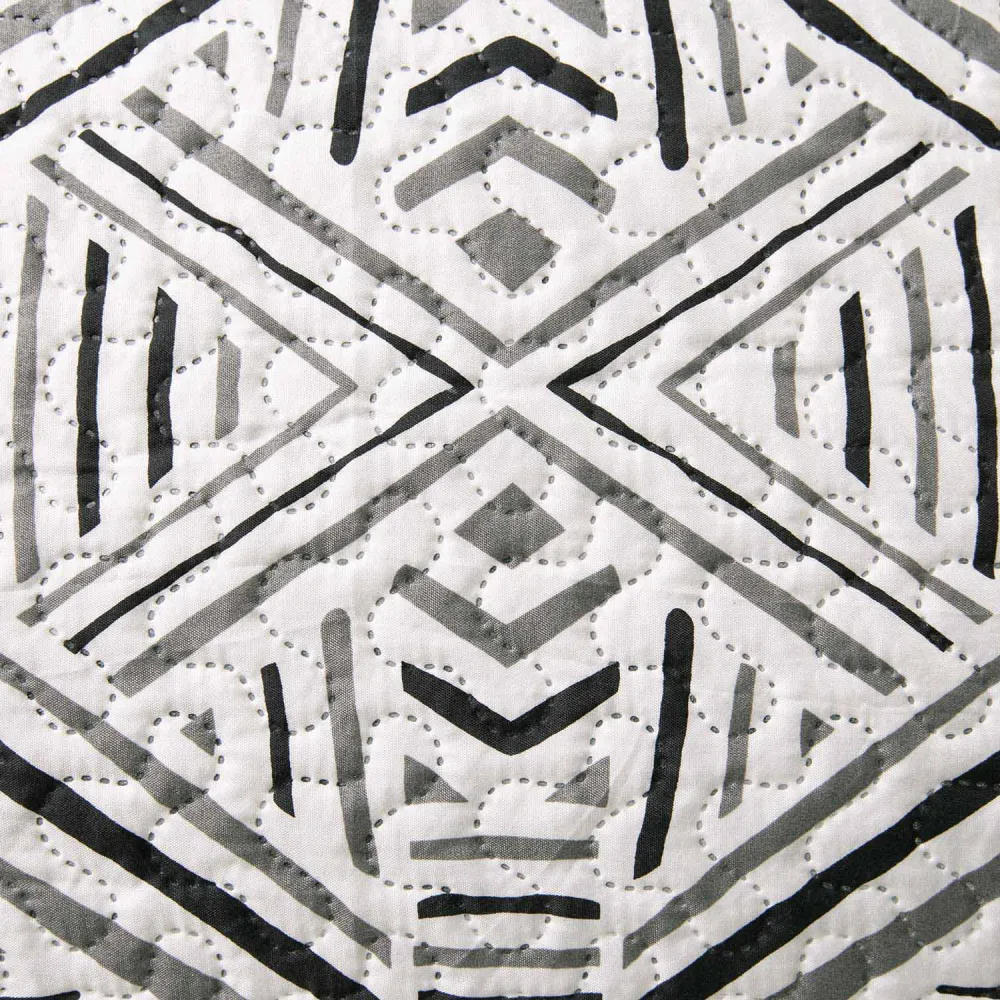 Narzuta dekoracyjna 240x220 Tarik biała czarna geometryczna Darymex