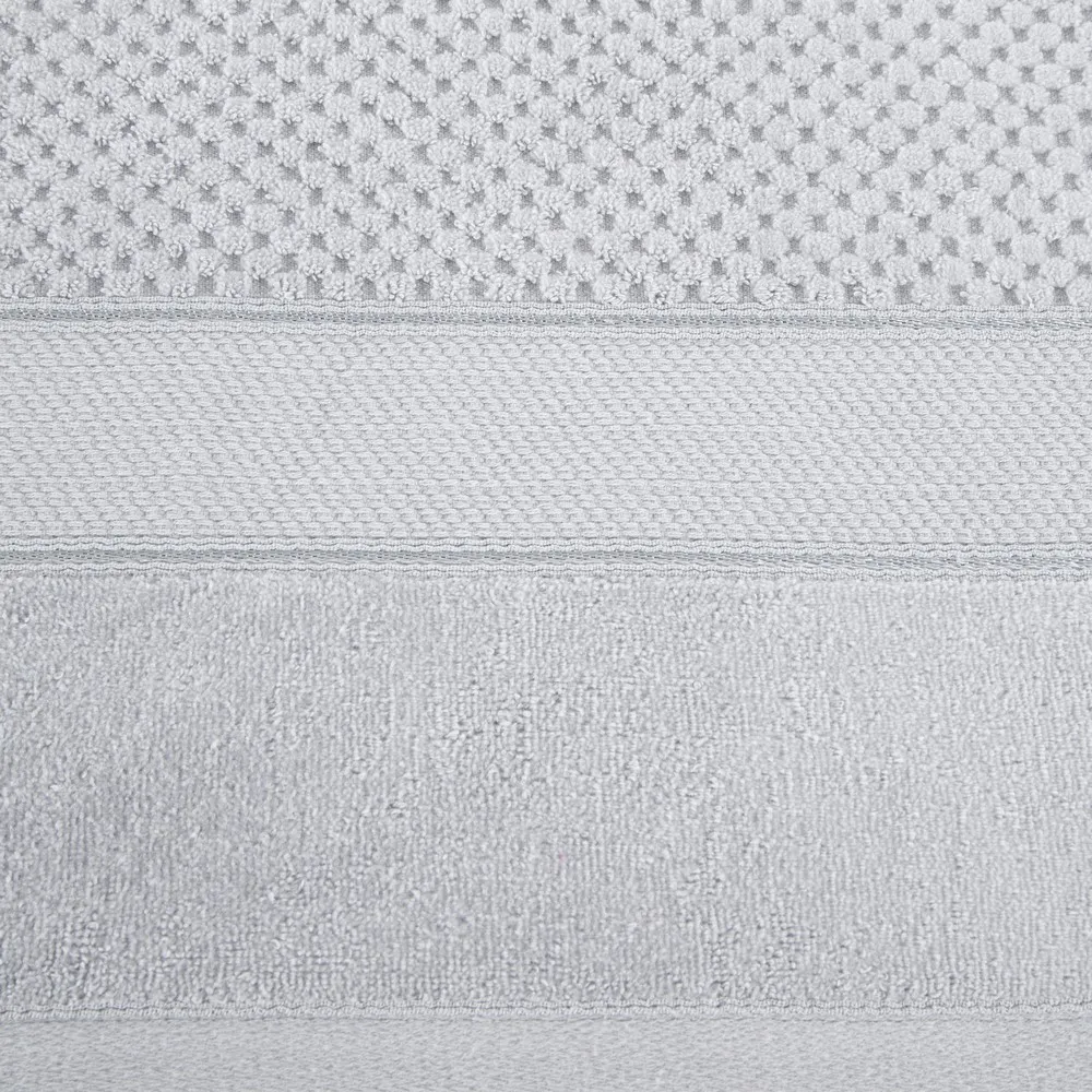 Ręcznik Jessi 70x140 srebrny frotte 500g/m2 z fakturą wytłaczanej krateczki i welurową bordiurą Eurofirany