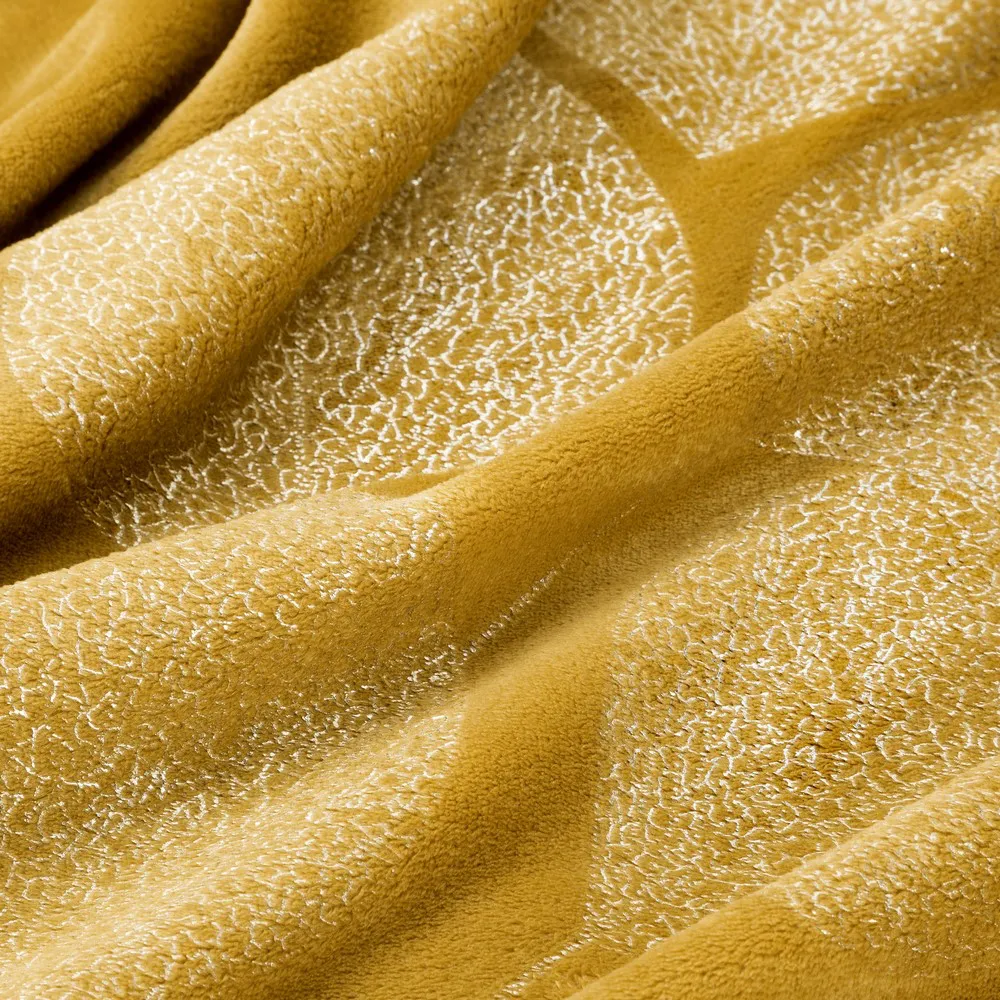 Koc narzuta z mikrofibry 150x200 Ginko 2 miodowy z błyszczącym nadrukiem liści Eurofirany