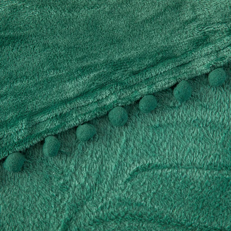 Koc narzuta z mikrofibry 150x200 Pompie   zielony butelkowy z pomponami