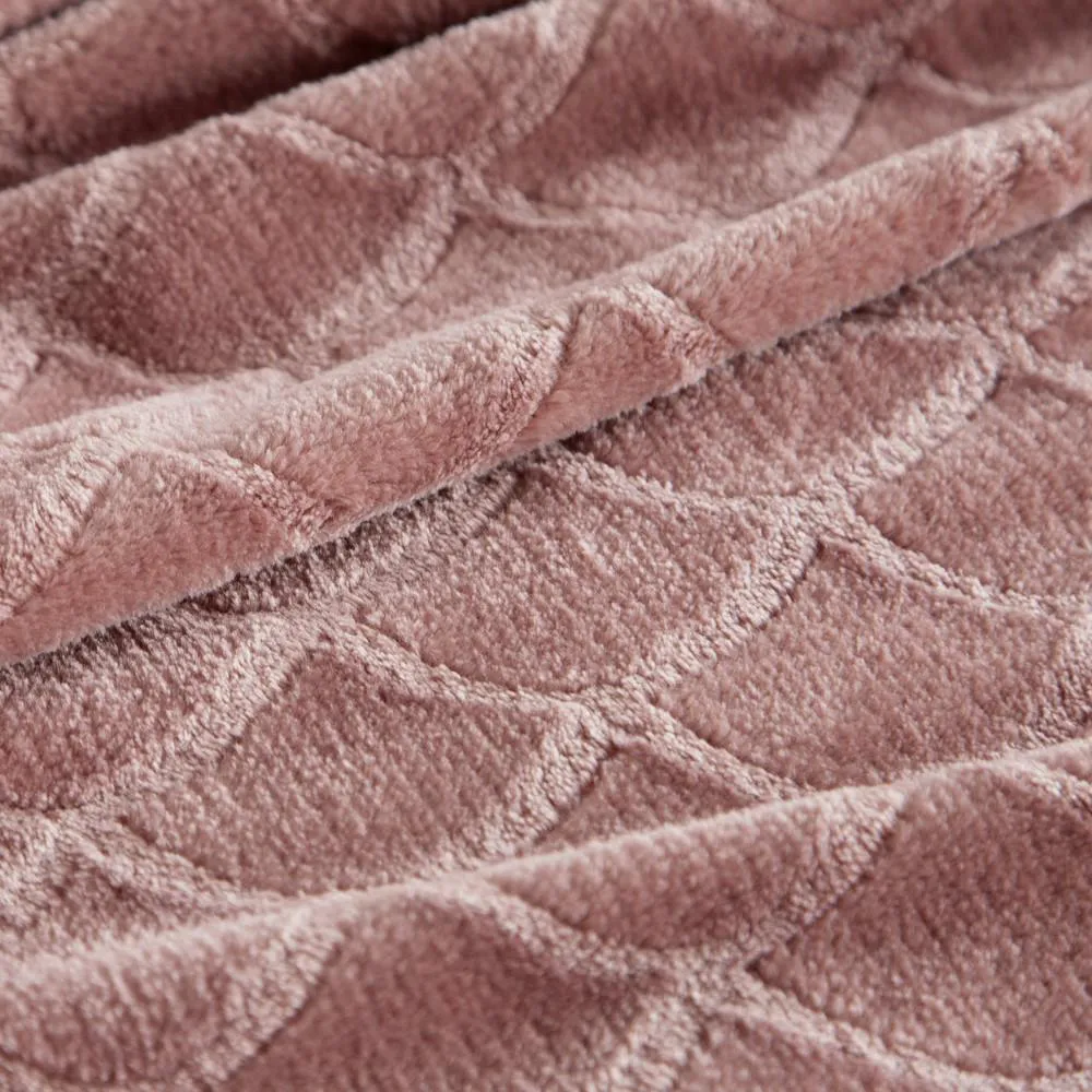 Koc narzuta z mikrofibry 200x220 różowy Mery zdobiony modnym wzorem rybich łusek Eurofirany