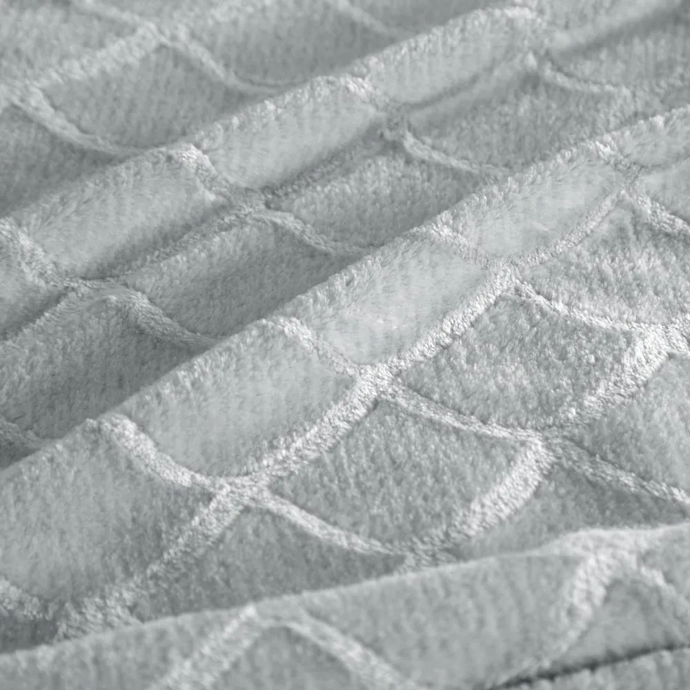Koc narzuta na fotel 70x160 z mikrofibry srebrny Mery zdobiony modnym wzorem rybich łusek Eurofirany