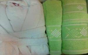 Szlafrok Valentini  Biały rozmiar XL plus kpl ręczników 3 szt. Zielony
