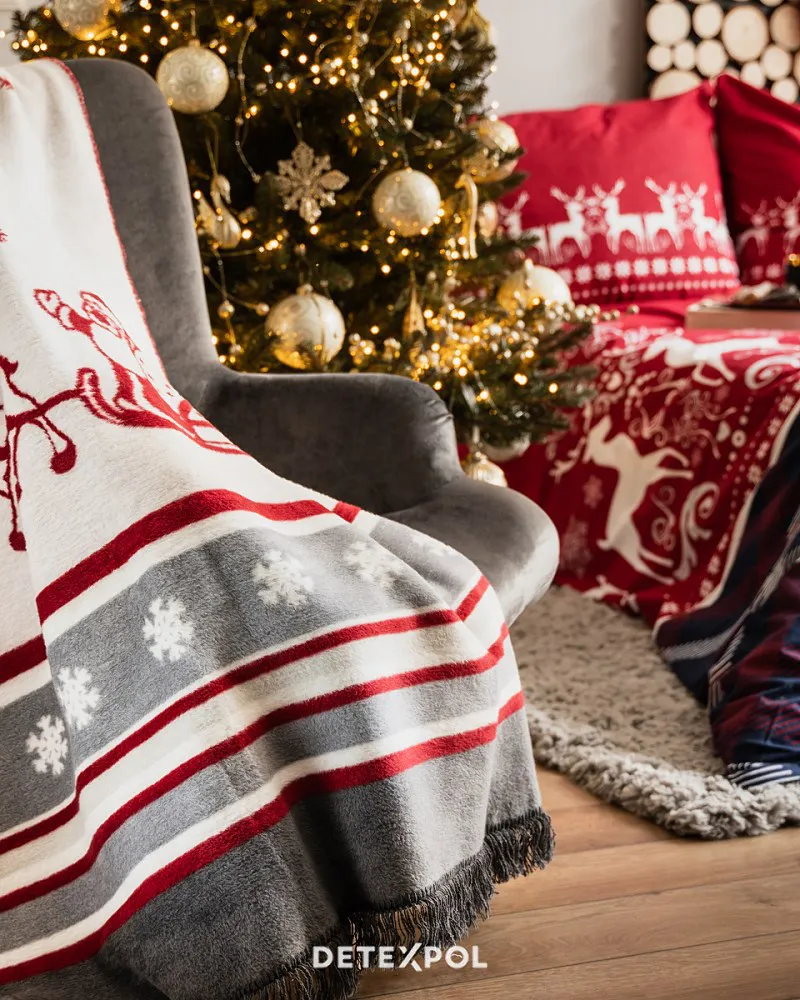 Koc bawełniany akrylowy 150x200 54 JB świąteczny Merry Chistmas Mikołaj w saniach renifer biały czerwony szary z frędzlami narzuta na łóżko