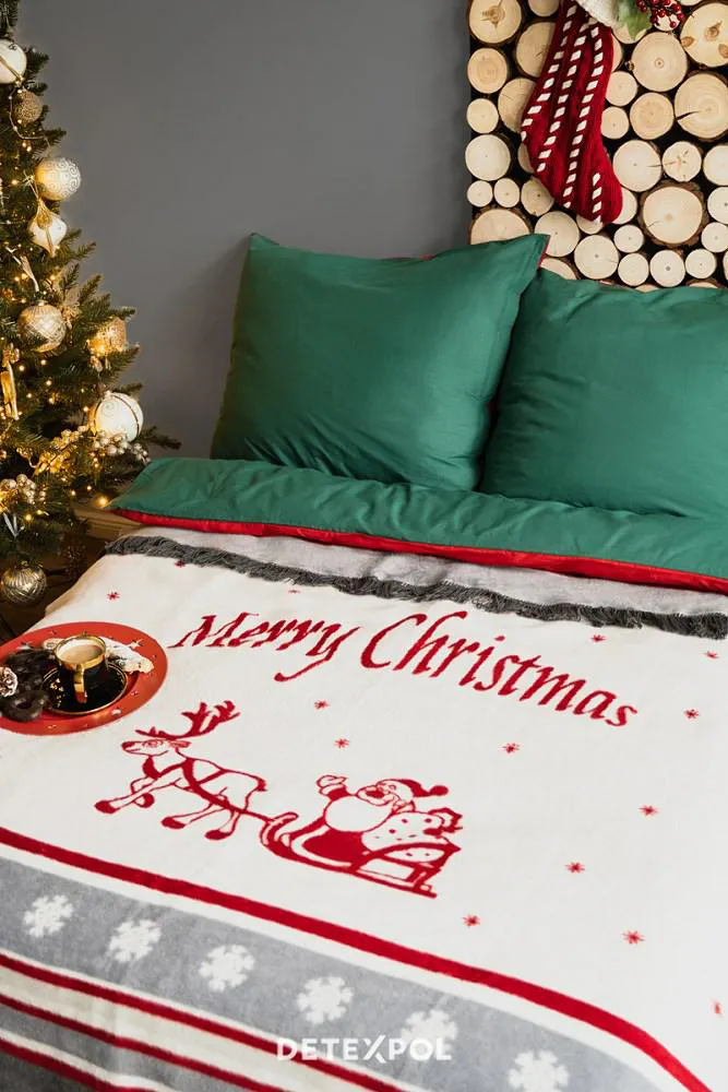 Koc bawełniany akrylowy 150x200 54 JB świąteczny Merry Chistmas Mikołaj w saniach renifer biały czerwony szary z frędzlami narzuta na łóżko