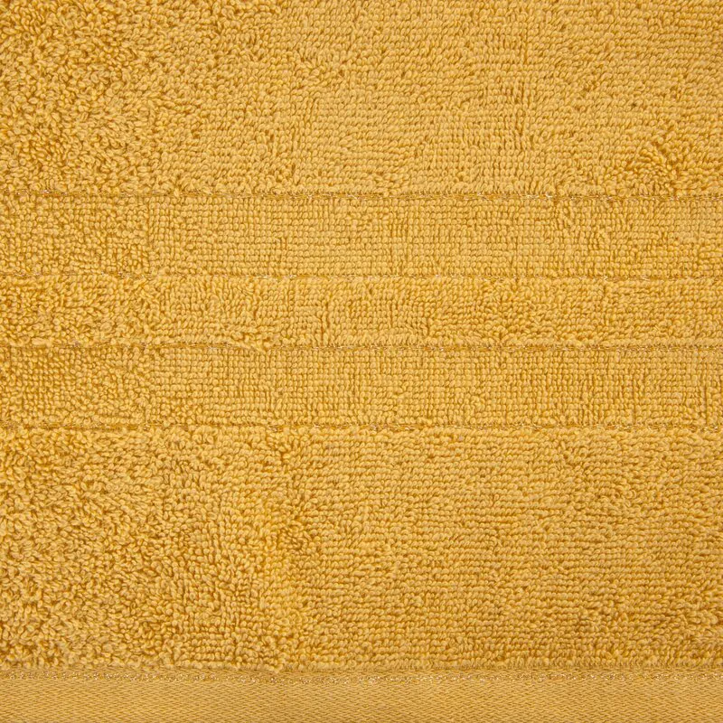 Ręcznik Gala 70x140 musztardowy zdobiony  błyszczącą nicią 500 g/m2 Eurofirany