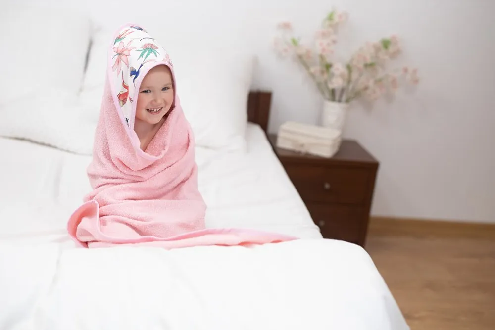 Kąpielowe okrycie niemowlęce 100x100 różowe koliberki ręcznik z kapturkiem Maxi Print
