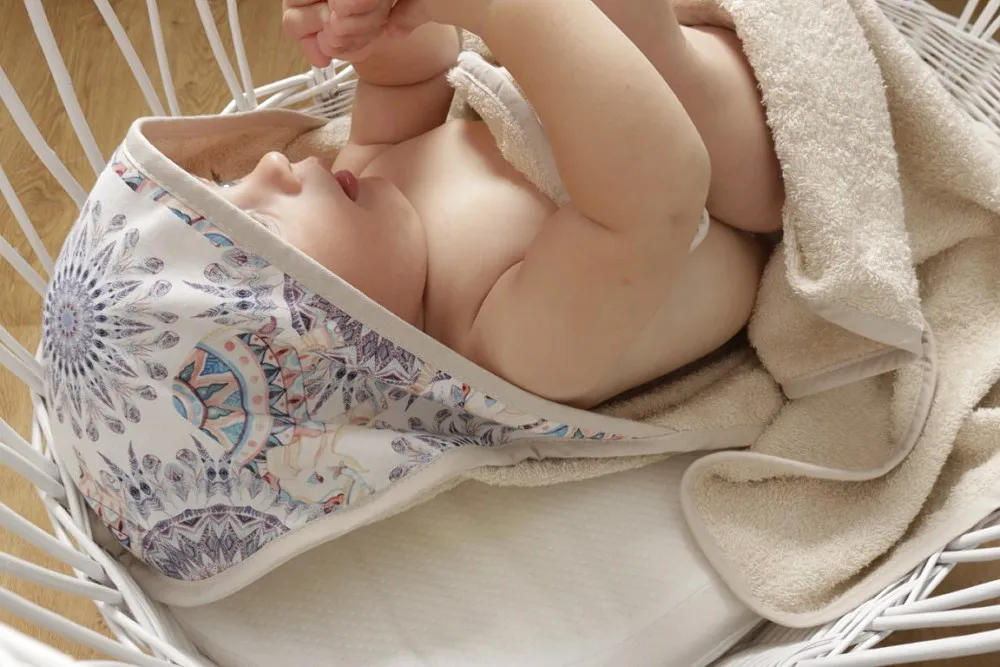 Kąpielowe okrycie niemowlęce 100x100 beżowe słoniki rozety ręcznik z kapturkiem Maxi Print