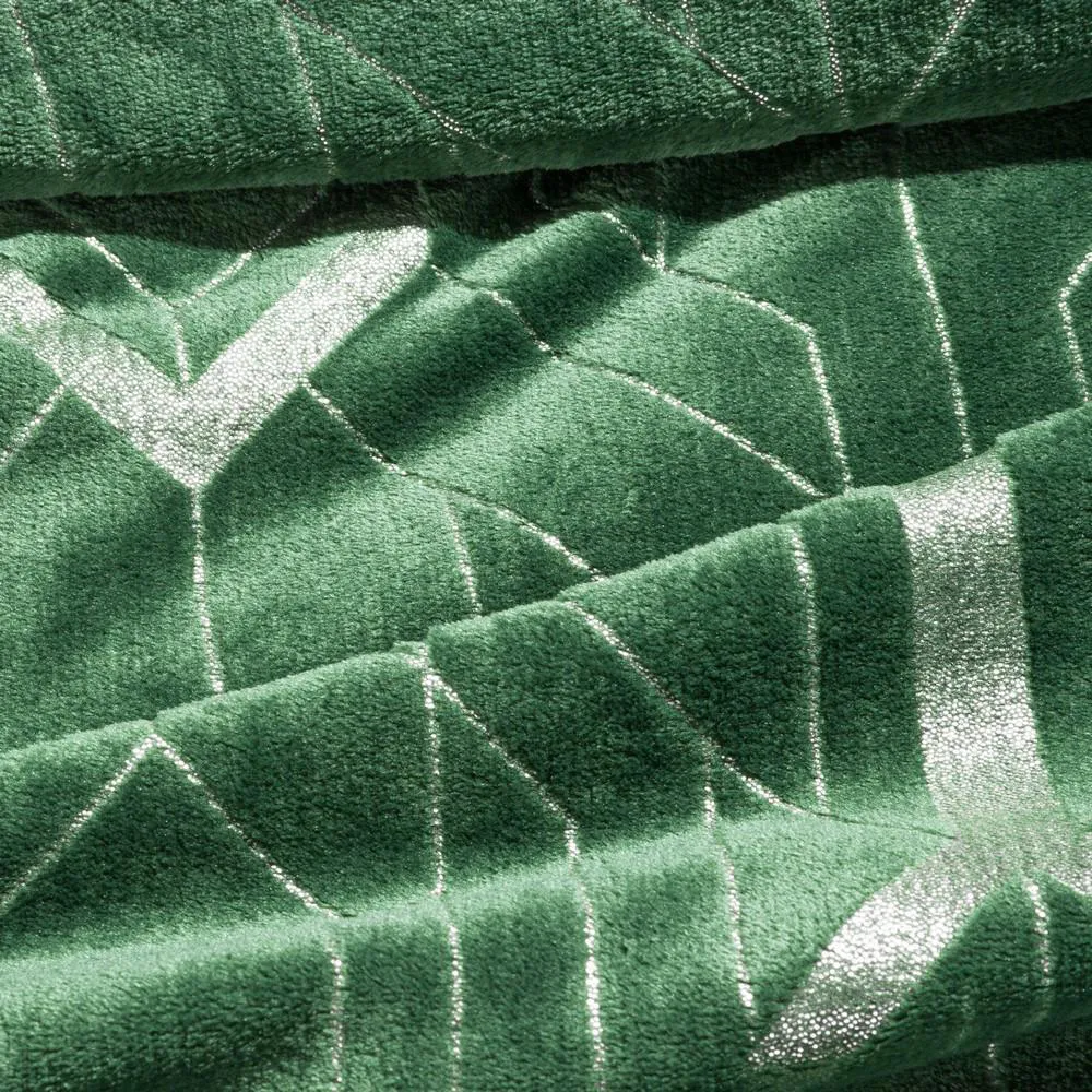 Koc narzuta z mikrofibry 150x200 Ginko 4 zielony ciemny zdobiony srebrnym wzorem geometrycznym Eurofirany